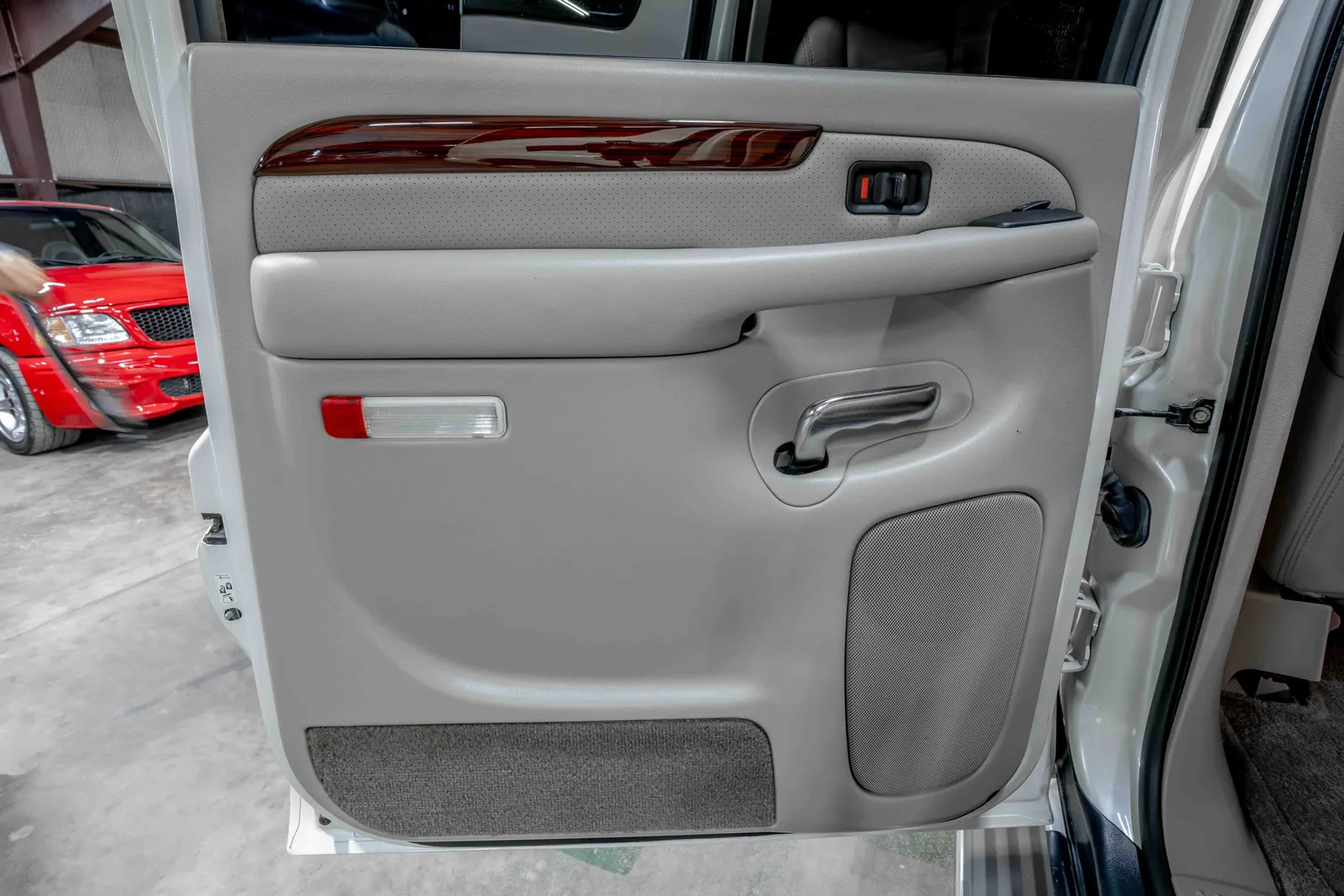 2003-Cadillac-Escalade-White Diamond Pearl-3GYFK66N33G294143-50.jpg